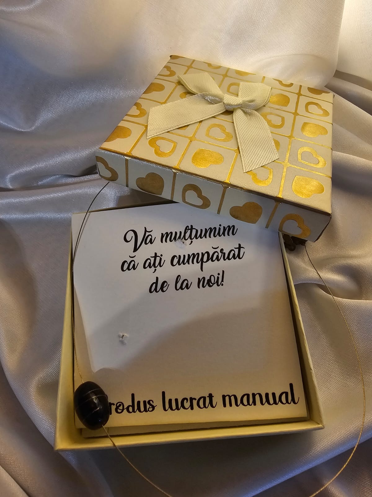 Bijutricotaje.ro | Colier pe Fir din bronz și mărgea neagră cu dungi aurii