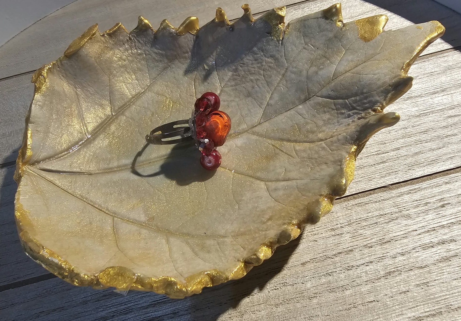 Bijutricotaje.ro | Eleganță Aurie: Tavă Decorativă cu Model de Frunză