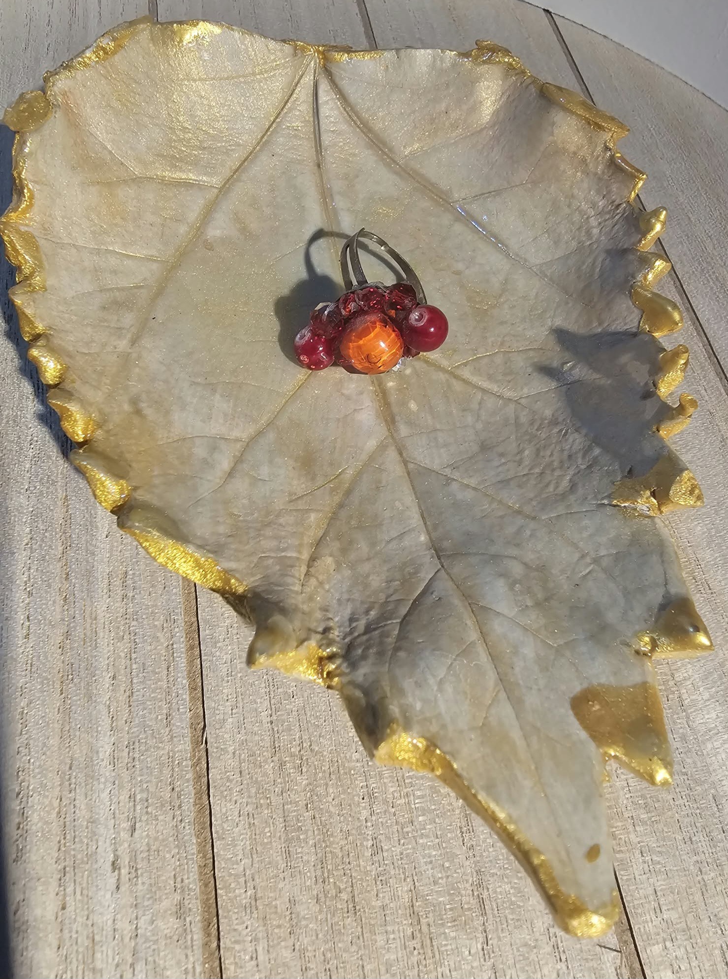 Bijutricotaje.ro | Eleganță Aurie: Tavă Decorativă cu Model de Frunză