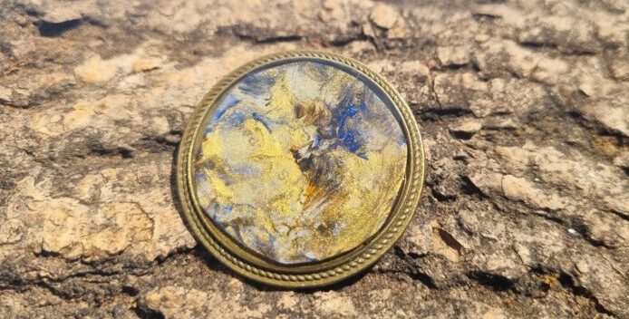 Bijutricotaje.ro | Aurie: broșa pictată cu eleganță Bijutricotaje.ro|Aurie: broșa pictată cu eleganță