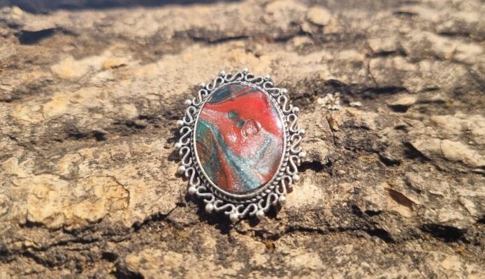 Bijutricotaje.ro | Eleganța unei Broșe Pictate Bijutricotaje.ro|Eleganța unei Broșe Pictate