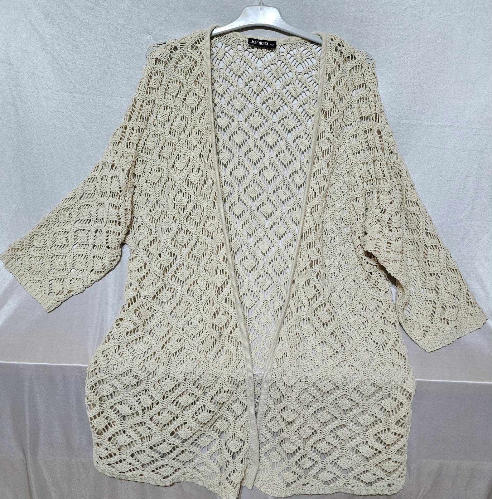 Bijutricotaje.ro | Cardigan crem din dantela tricotata (crosetat) cu model geometric, fara nasturi