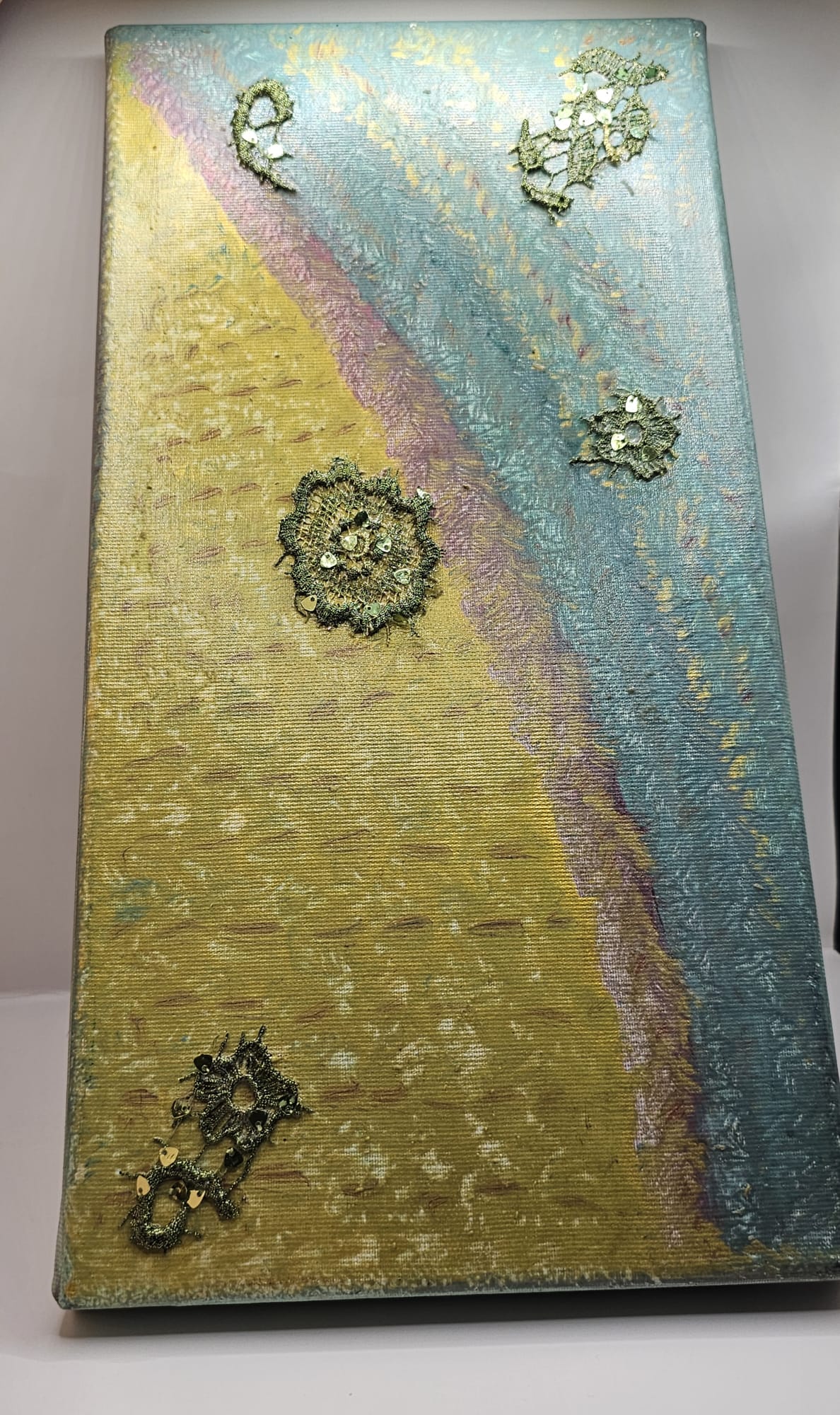 Bijutricotaje.ro | Tablou Canvas Handmade Mixed Media cu Broderie și Paiete Aurii, Decor Perete Texturat Modern, 20x40 cm