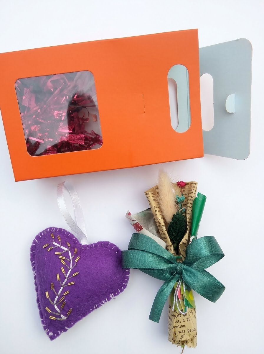 Bijutricotaje.ro | Set Cadou Artizanal „Gânduri din Atelier” – Inimă din Fetru, Mini Buchet de Flori Uscate și Cutie Cadou