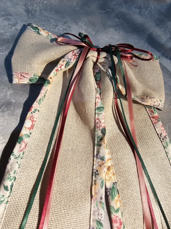 Bijutricotaje.ro | Ornament decorativ rustic din etamină cu fundă panglici și margini florale