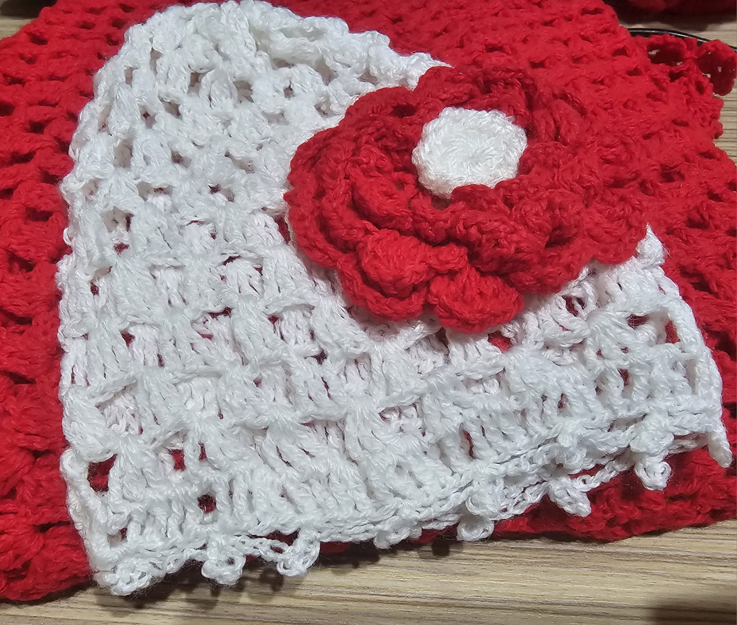 Bijutricotaje.ro | Set croșetat manual unicat, păturică, față de masă și căciuliță