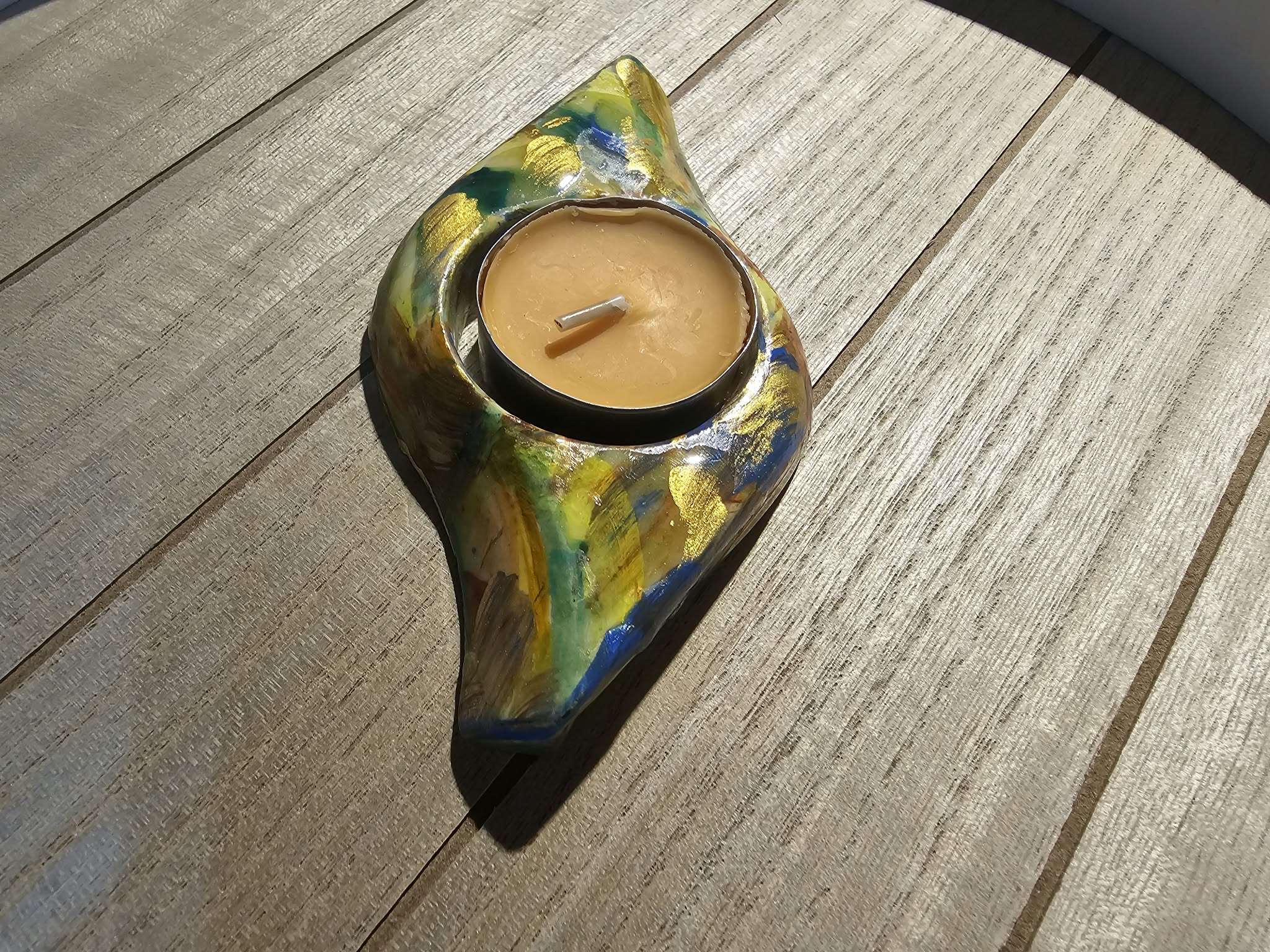 Bijutricotaje.ro | Suport Lumânare Pastilă, Handmade, Formă Abstractă de Ochi – Multicolor cu Detalii Aurii