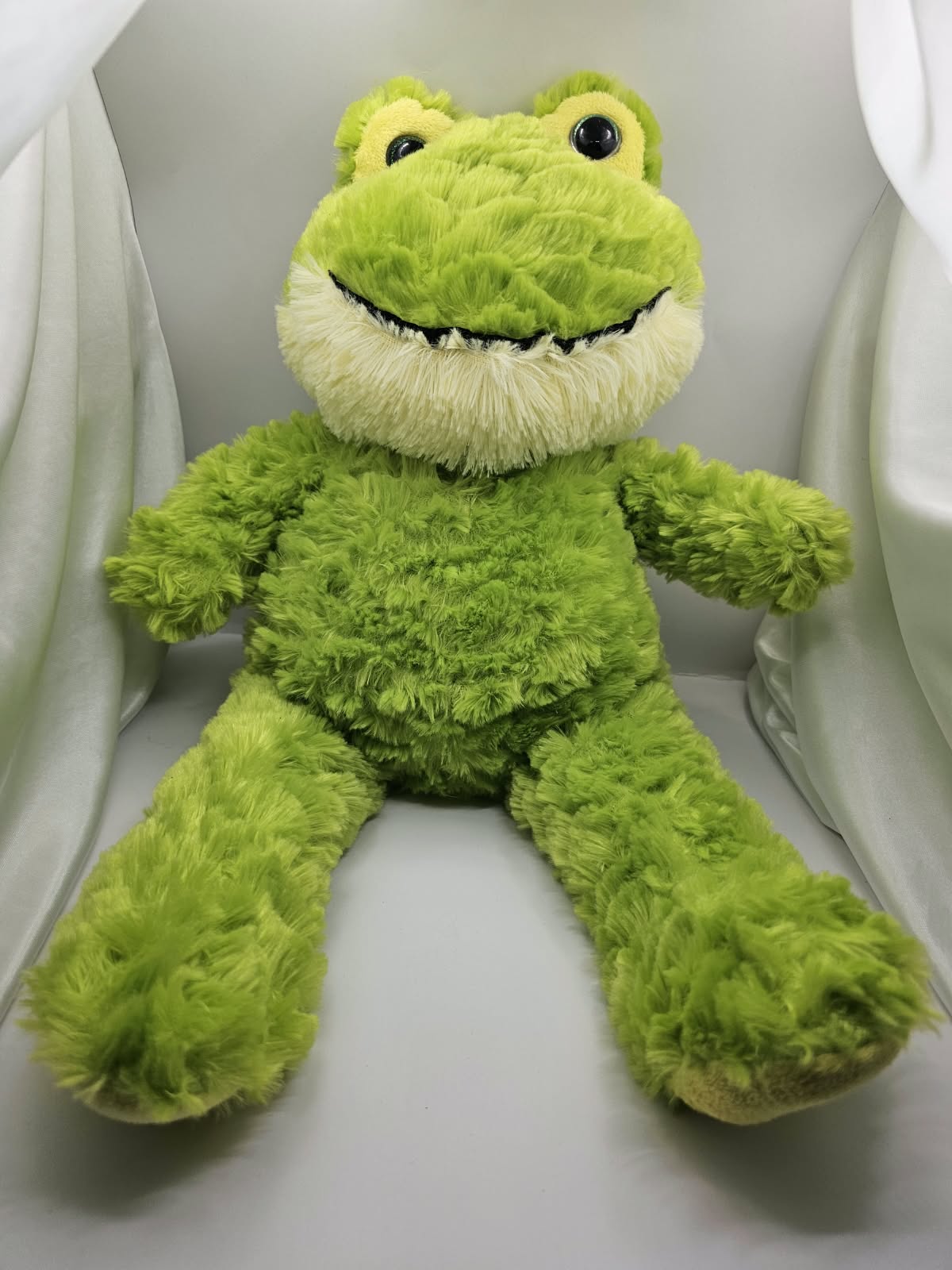 Bijutricotaje.ro | Jucărie mascotă de pluș broscuță verde cu zâmbet mare