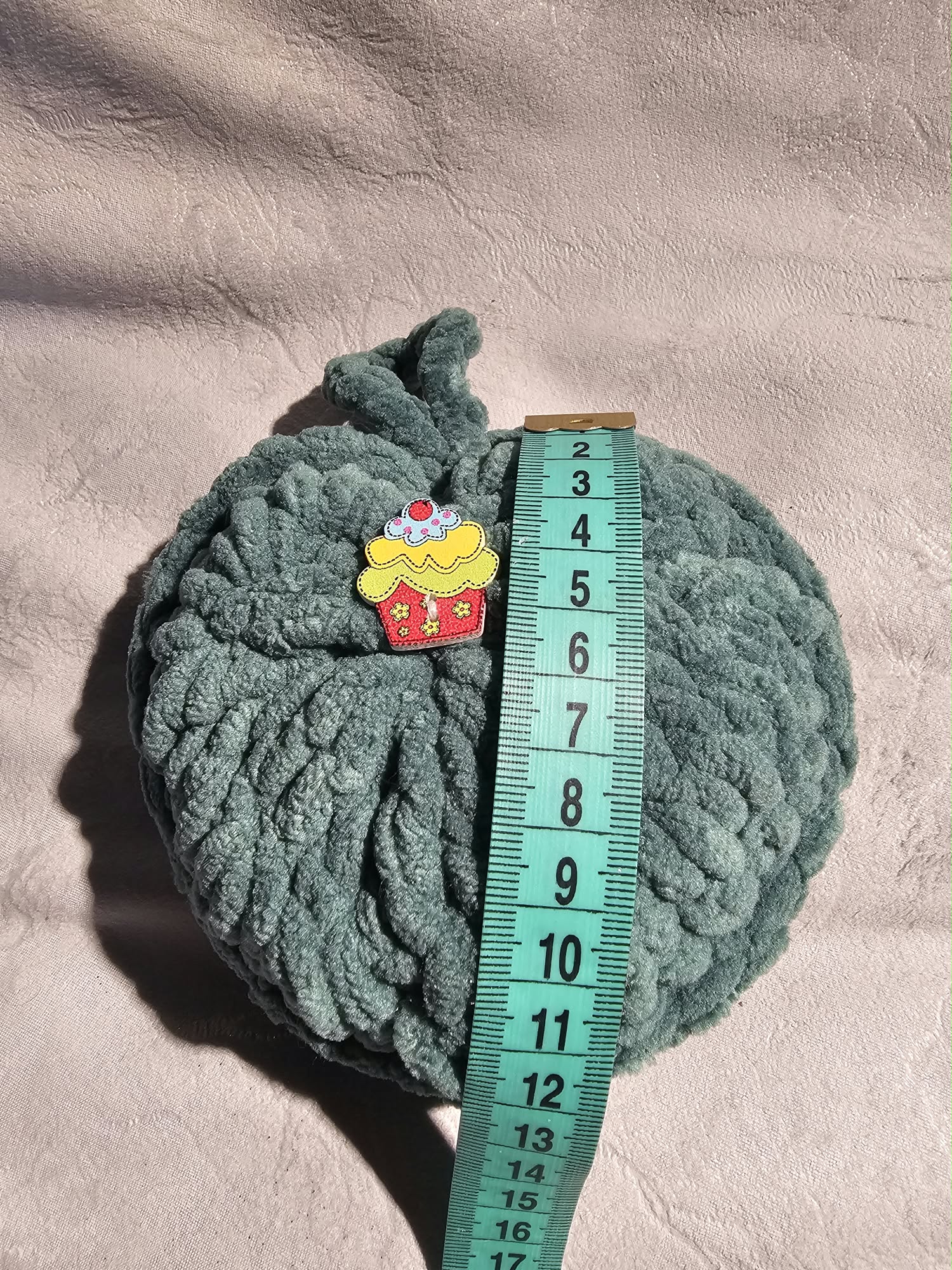 Bijutricotaje.ro | Inimă Pufoasă din Catifea „Atelierul Marc” – Glob de Crăciun sau Perniță pentru Ace (11 x 13 cm)