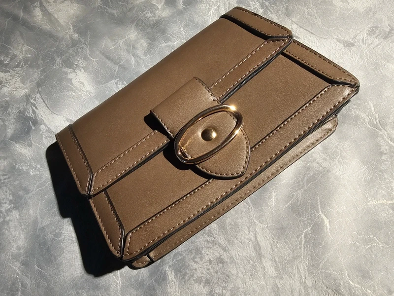 Bijutricotaje.ro | Geantă crossbody structurată maro-taupe cu cataramă elegantă – Stare excelentă