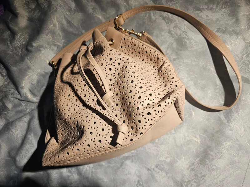 Bijutricotaje.ro | Geantă tip bucket bag H&M crem nude, cu perforații laser
