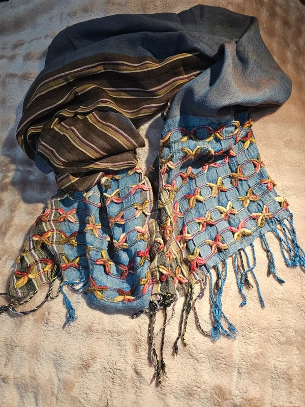 Bijutricotaje.ro | Șal / Eșarfă pashmina boho-chic albastră cu broderie groasă în relief și franjuri