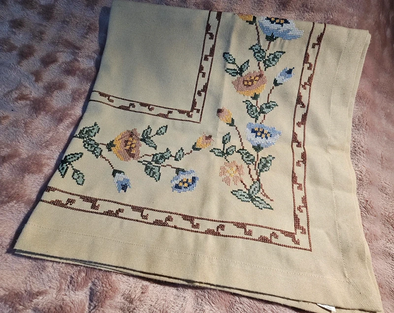 Bijutricotaje.ro | Față de masă pătrată tip goblen / jacquard cu flori, 78x78 cm – stil rustic / vintage