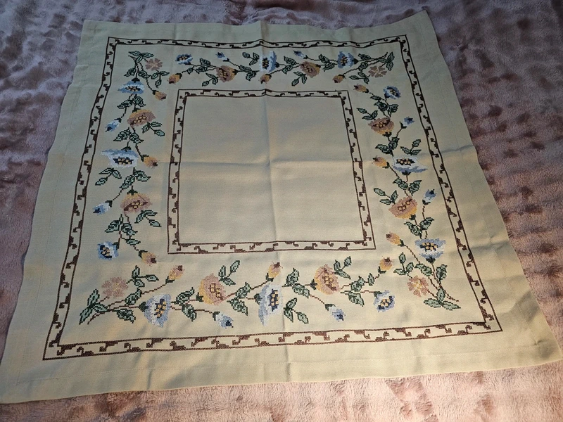Bijutricotaje.ro | Față de masă pătrată tip goblen / jacquard cu flori, 78x78 cm – stil rustic / vintage