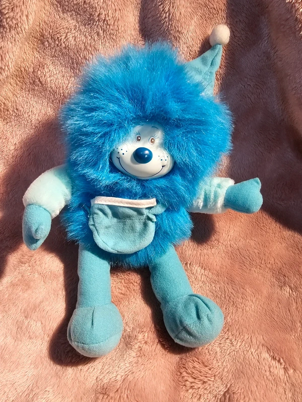 Bijutricotaje.ro | Jucărie vintage de colecție spiriduș albastru cu față din plastic și buzunar – stil Monchhichi