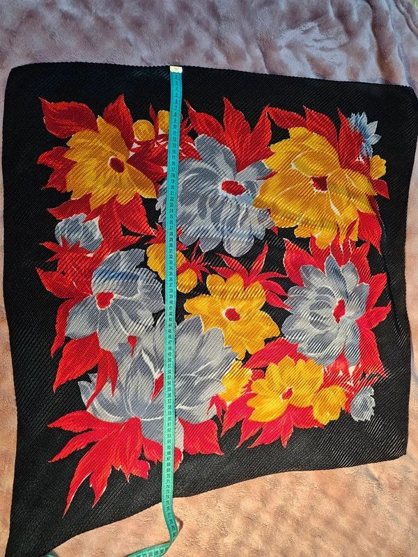 Bijutricotaje.ro | Eșarfă de colecție Plissé Black Orchid – Imprimeu floral dramatic