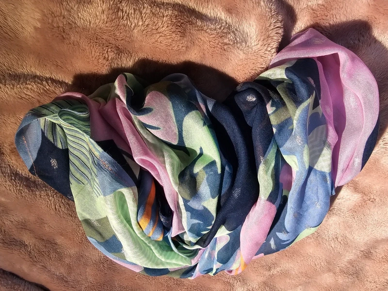 Bijutricotaje.ro | Eșarfă circulară Cecil cu fir argintiu strălucitor (lurex), imprimeu abstract multicolor