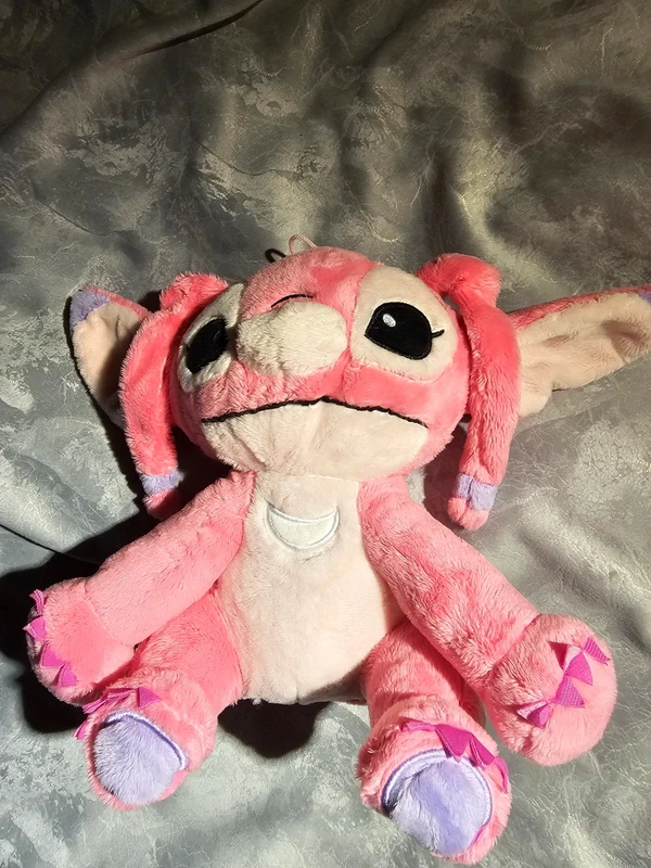 Bijutricotaje.ro | Jucărie de pluș Disney Lilo & Stitch, mascota Angel roz originală (25 cm)