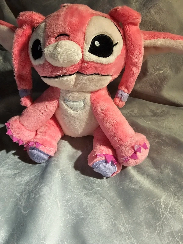 Bijutricotaje.ro | Jucărie de pluș Disney Lilo & Stitch, mascota Angel roz originală (25 cm)