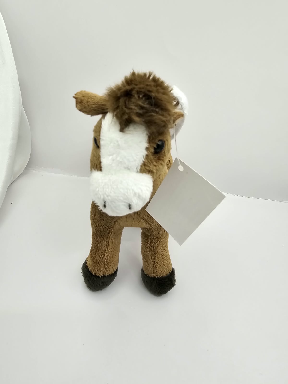 Bijutricotaje.ro | Mascotă de pluș căluț maro cu chustă albă