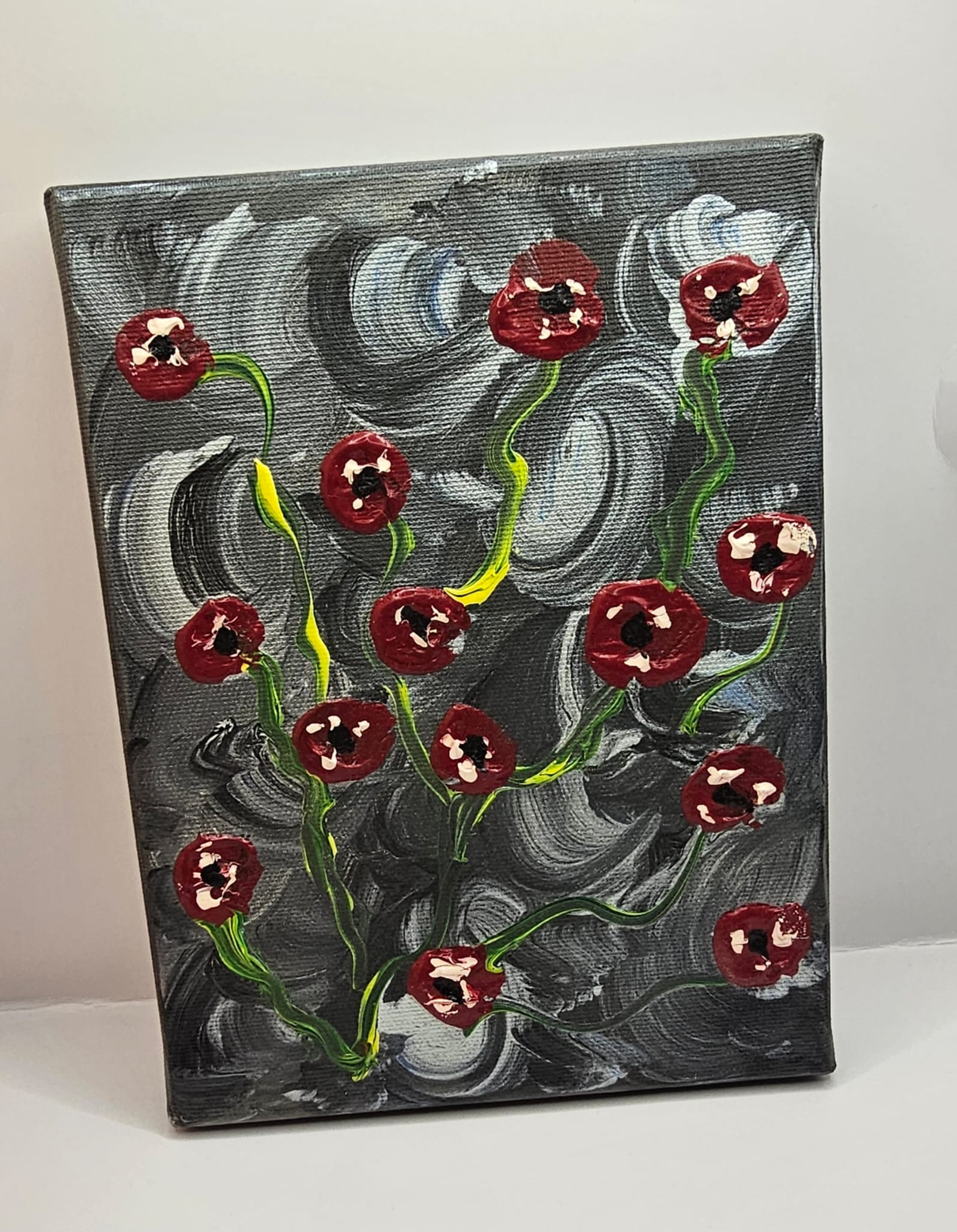 Bijutricotaje.ro | Tablou Canvas Handmade Abstract Maci Roșii 3D, Fundal Texturat Argintiu-Negru, Decor Perete Modern, 18x24 cm