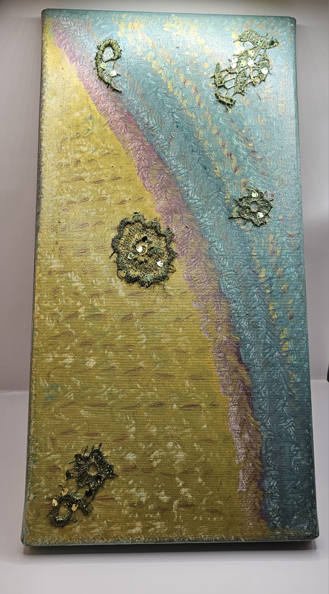 Bijutricotaje.ro | Tablou Canvas Handmade Mixed Media cu Broderie și Paiete Aurii, Decor Perete Texturat Modern, 20x40 cm