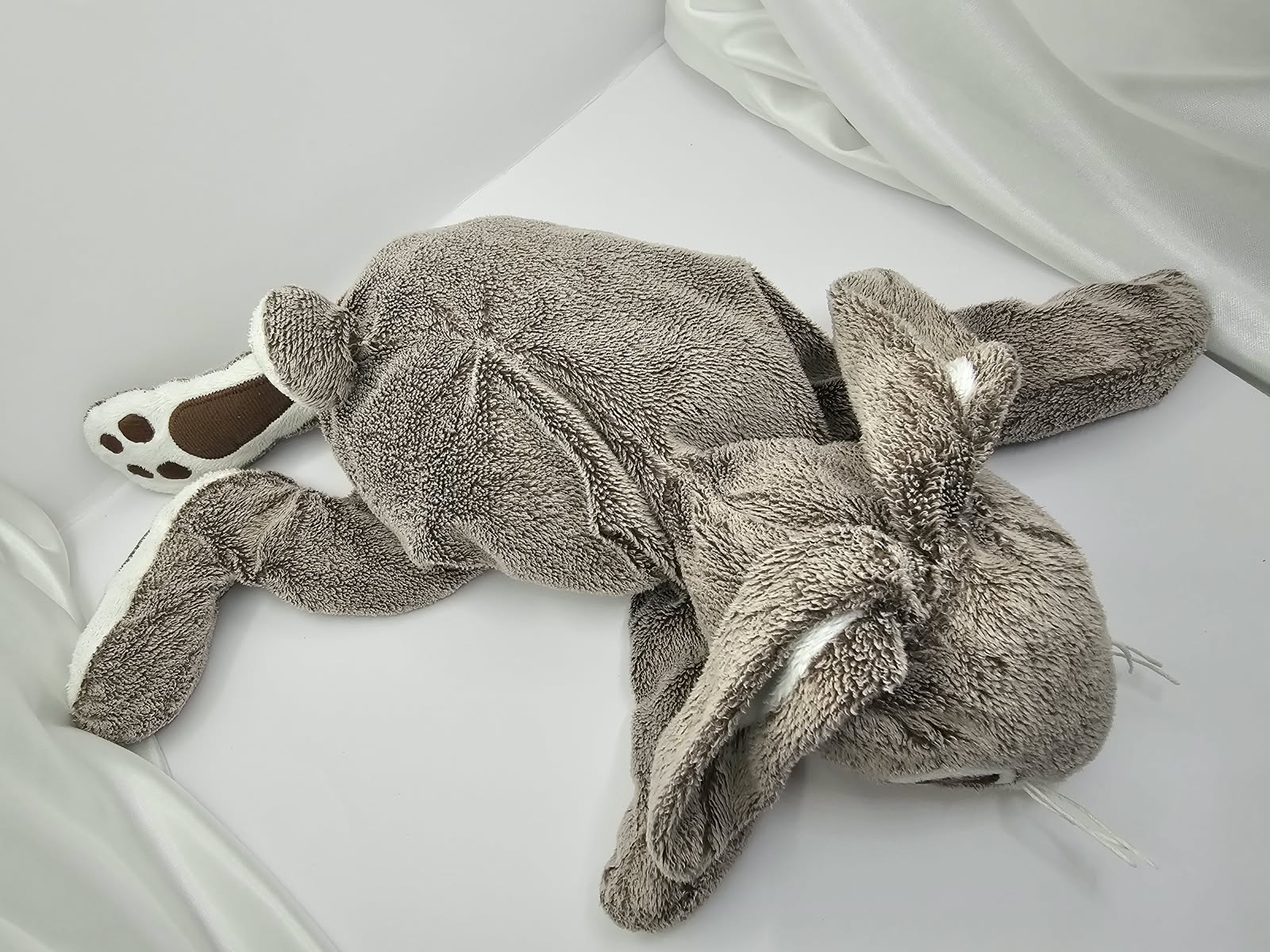 Bijutricotaje.ro | Jucărie mascotă de pluș iepuraș gri cu urechi lungi tip Ikea Vandring Hare