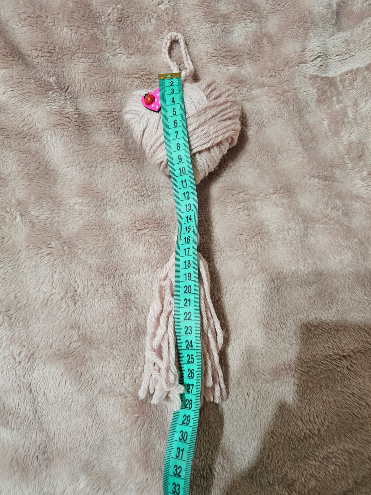 Bijutricotaje.ro | Mărțișor Inimă Albă din Lână cu Ciucure – Decorațiune Textilă Lucrată Manual, Stil Boho