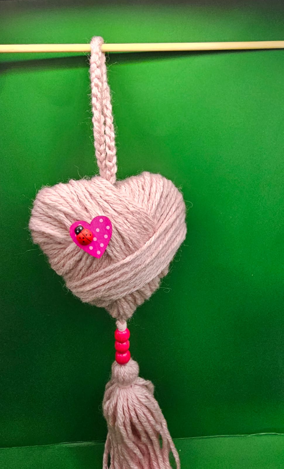 Bijutricotaje.ro | Mărțișor Inimă Albă din Lână cu Ciucure – Decorațiune Textilă Lucrată Manual, Stil Boho
