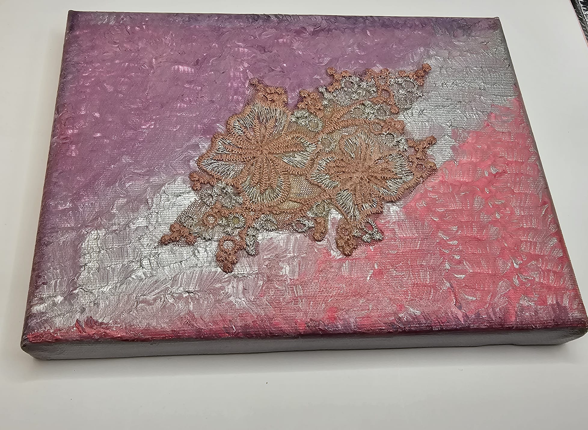 Bijutricotaje.ro | Tablou Mixed Media 23x18 cm, Pictura Texturata cu Aplicatie Dantela Brodata, Canvas Shabby Chic Roz Argintiu