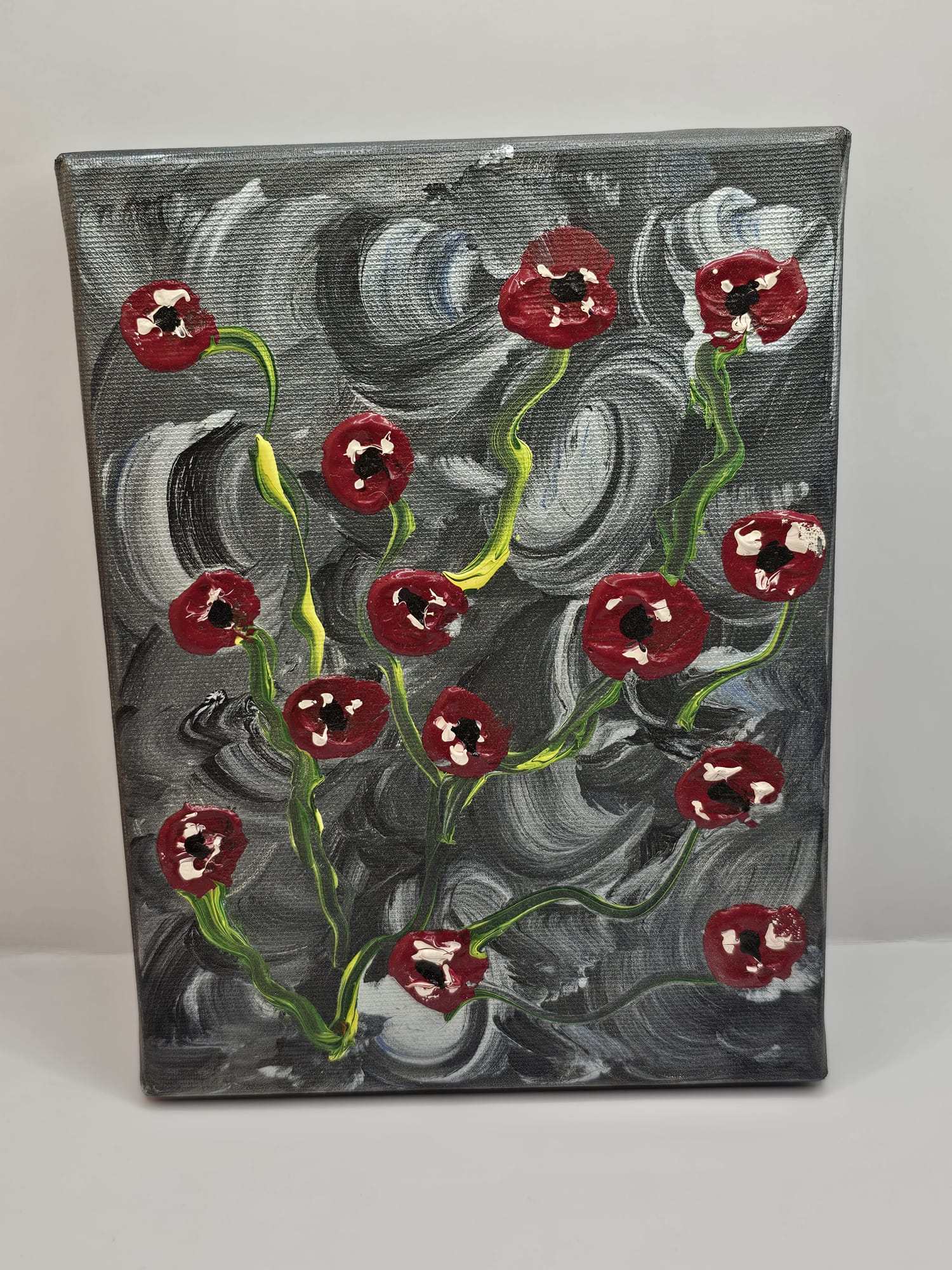 Bijutricotaje.ro | Tablou Canvas Handmade Abstract Maci Roșii 3D, Fundal Texturat Argintiu-Negru, Decor Perete Modern, 18x24 cm