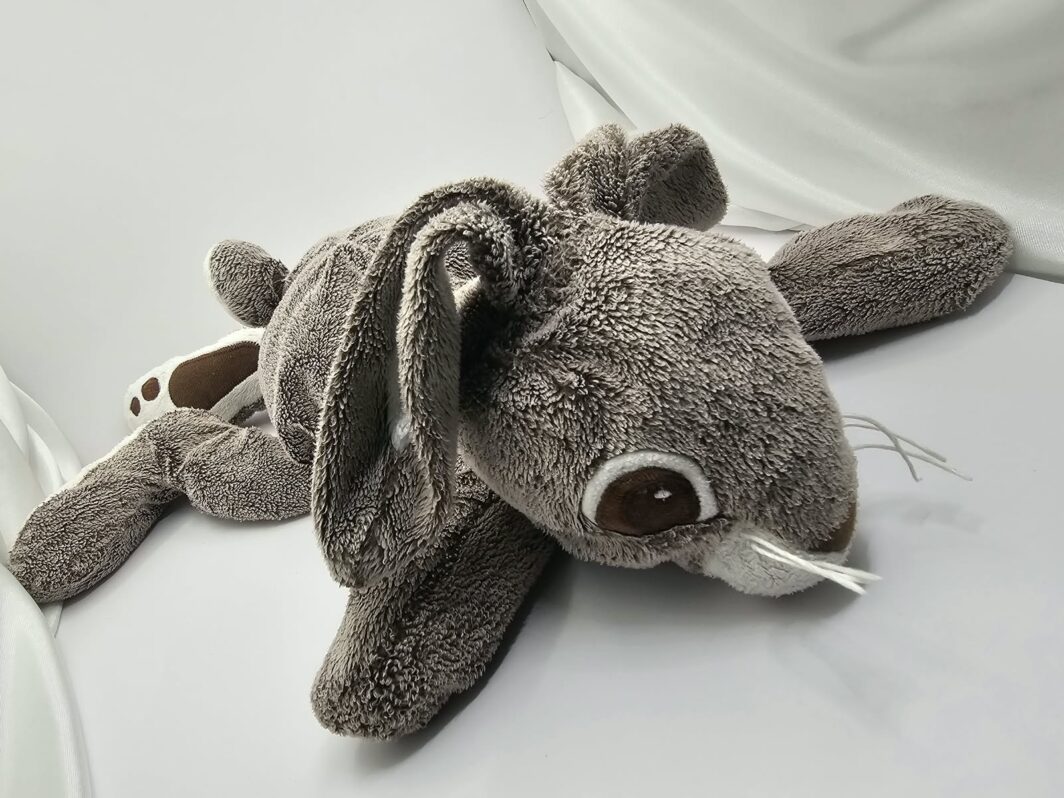 Bijutricotaje.ro | Jucărie mascotă de pluș iepuraș gri cu urechi lungi tip Ikea Vandring Hare