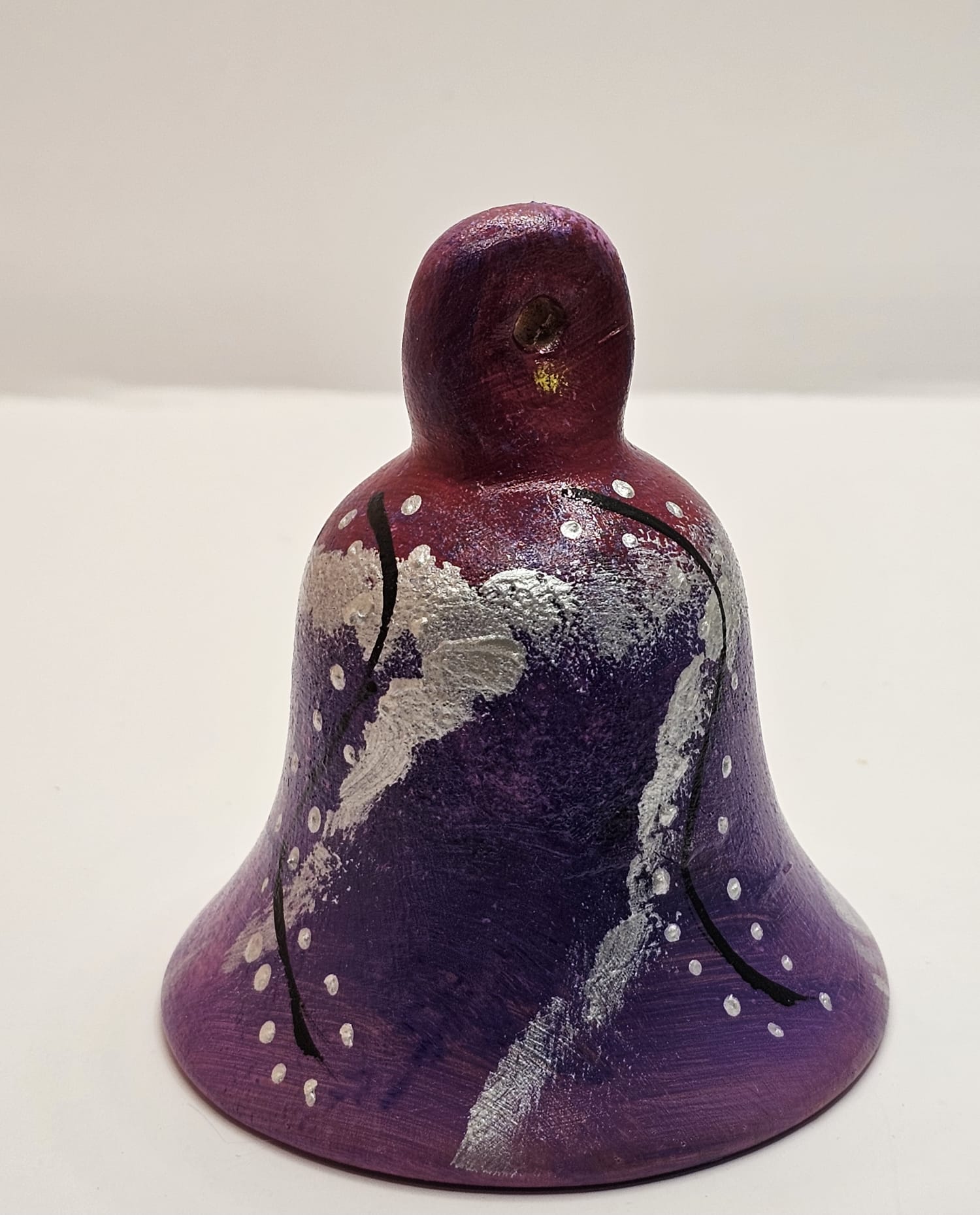 Bijutricotaje.ro | Clopoțel decorativ din ceramică arsă „Amestist” – Pictat manual violet și vișiniu cu inserții argintii, 7 x 10 cm